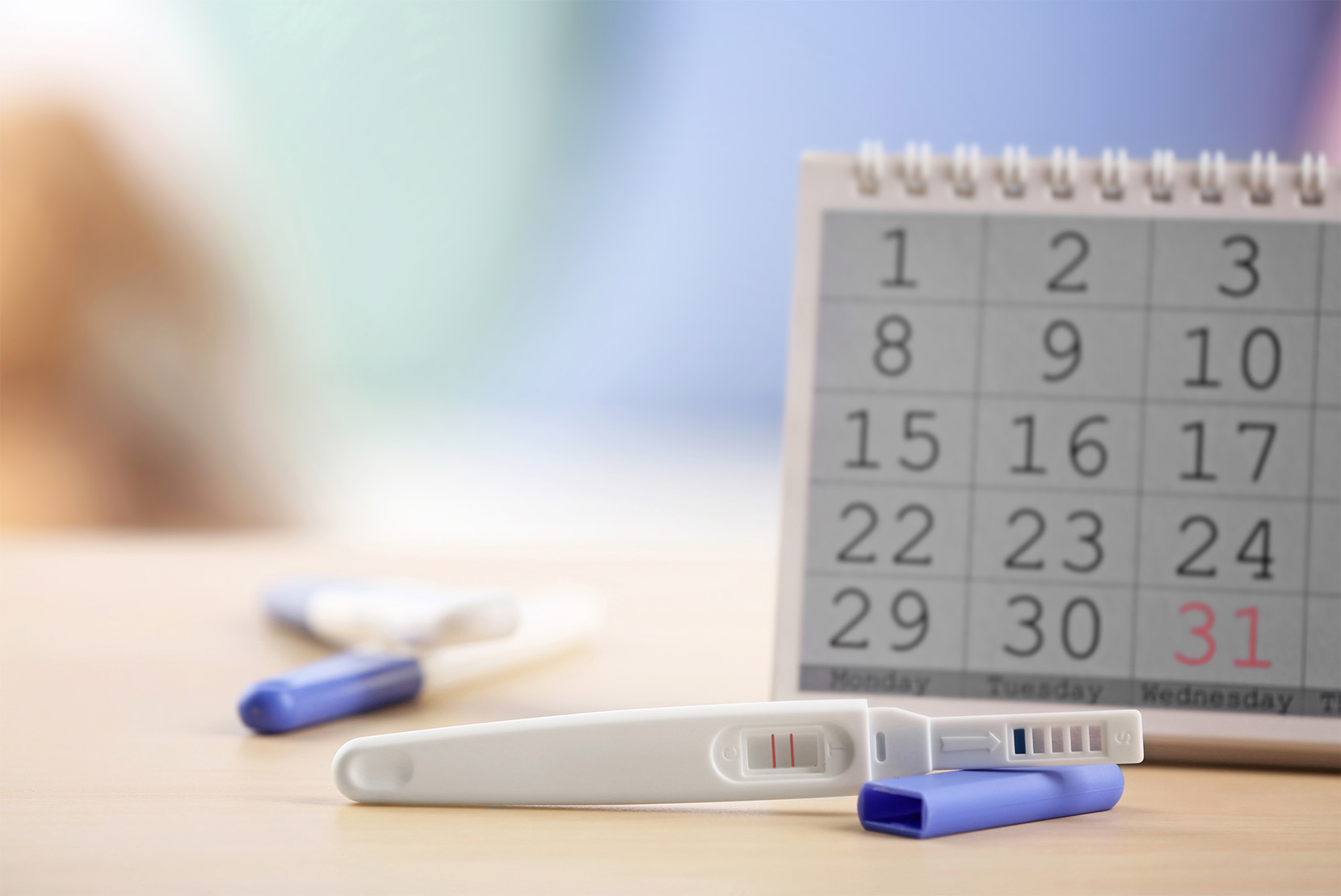 kalendář-a-těhotenský-test-koncept-zpožděné-menstruace